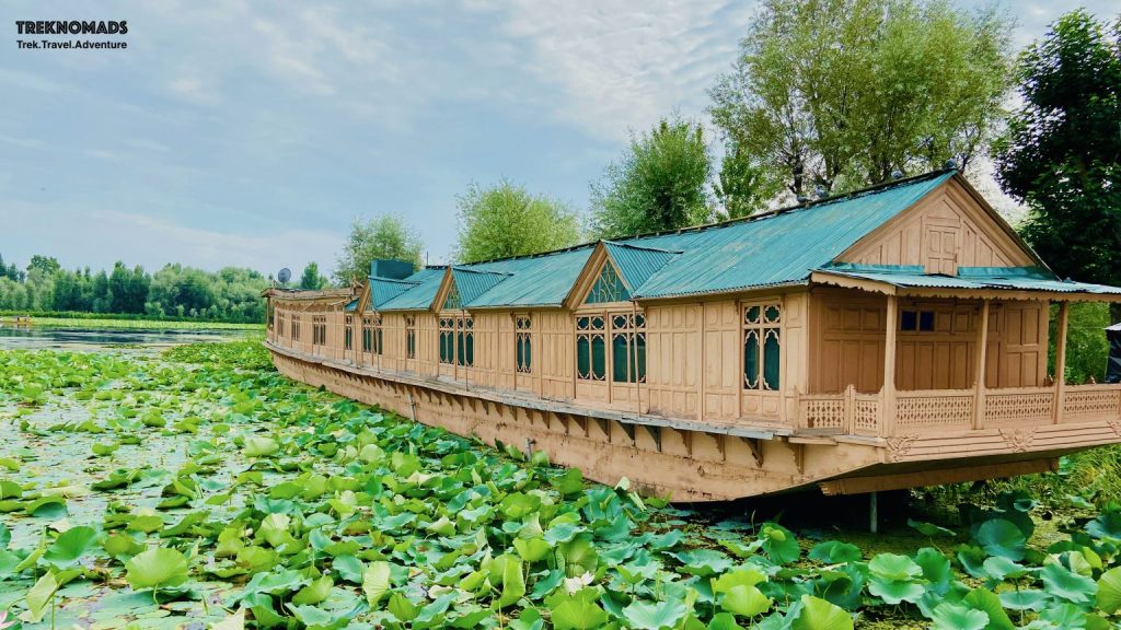 house boat on Dal lake