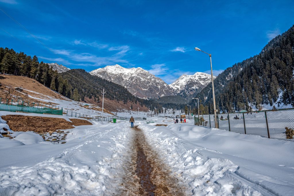 aru valley tarsar marsar trek