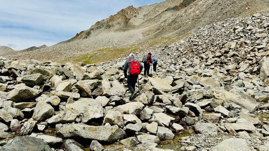 boulders, river crossing, trekkers, hikers, mountains