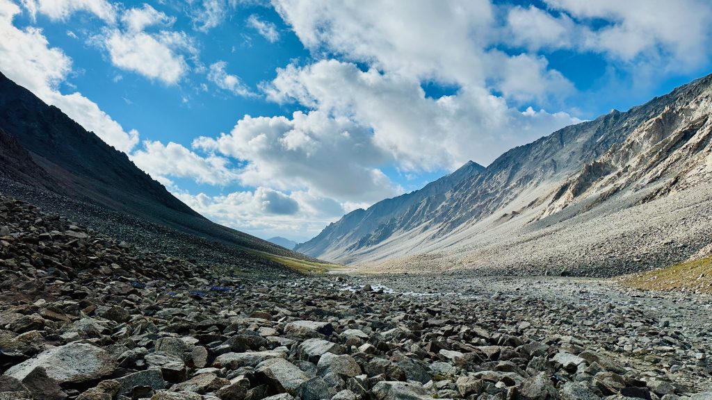 boulders, river crossing, trekkers, hikers, mountains