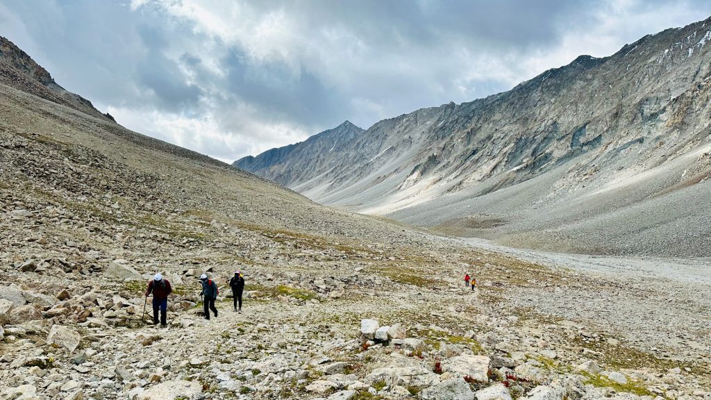 boulders, trekkers, mountains, alpine desert, clouds