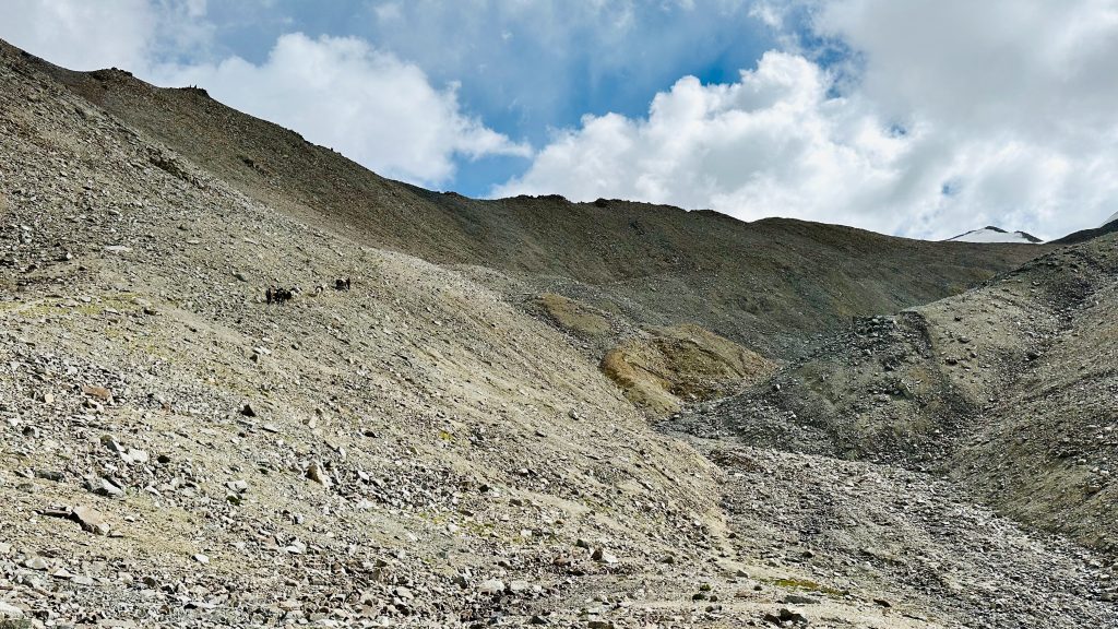 boulders, trekkers, mountains, alpine desert, clouds