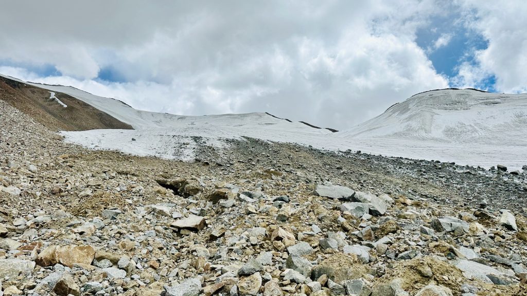 boulders, trekkers, mountains, alpine desert, clouds, glacier, Mountain pass