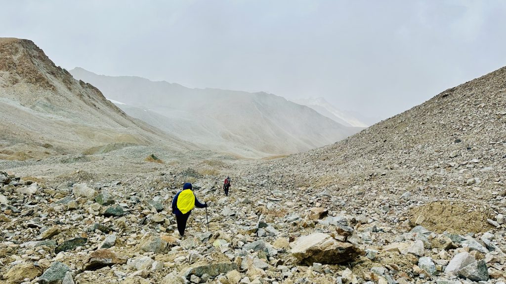 boulders, trekkers, mountains, alpine desert, clouds, glacier, Mountain pass