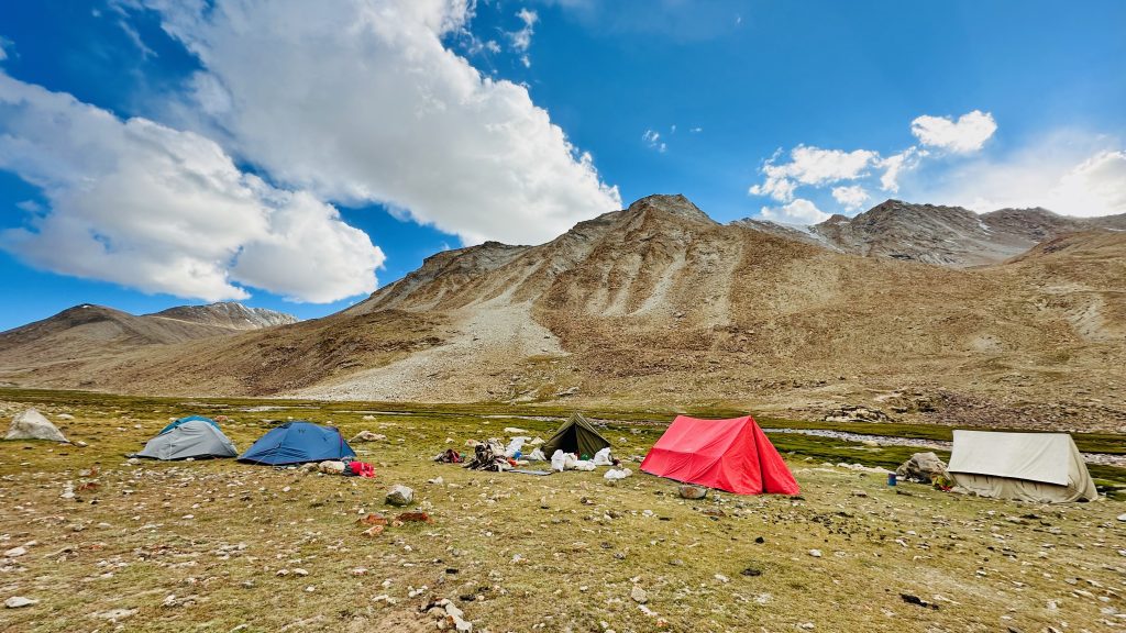 boulders, trekkers, mountains, alpine desert, clouds, glacier, Mountain pass, blue sky, camp site, red tent, blue tent