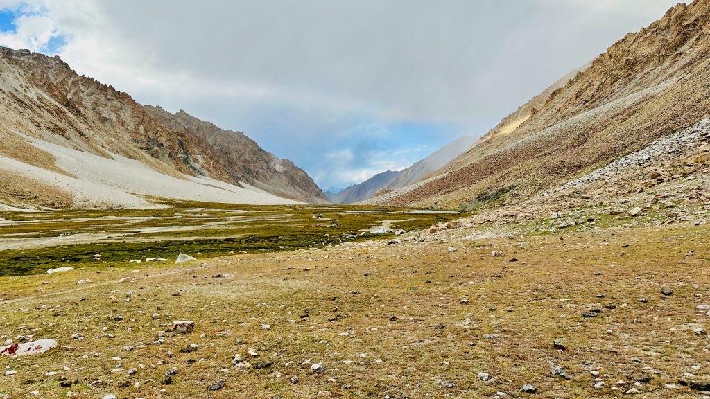 boulders, trekkers, mountains, alpine desert, clouds, glacier, Mountain pass, blue sky, camp site, red tent, blue tent